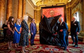 Carlos III apresenta primeiro retrato oficial e as opiniões dividem-se com a pintura