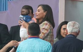 E esta? Letizia tira bebé dos braços do pai
