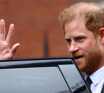Sério e sozinho, príncipe Harry regressa a Londres para uma batalha judicial 