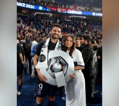 Gonçalo Ramos feliz em Paris acompanhado da namorada