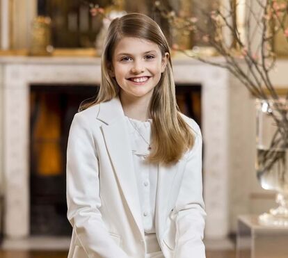 Filha da princesa Victoria da Suécia: Estelle arrasada pela roupa pouco 'real' que usou numa saída com o pai