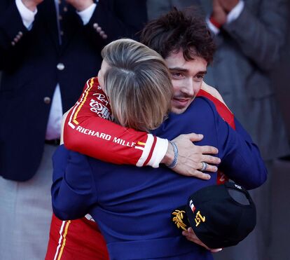 Alberto e Charlene radiantes com vitória de piloto monegasco no Grande Prémio do Mónaco