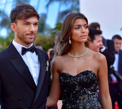 Kika Cerqueira Gomes é surpreendida pelo namorado, o piloto Pierre Gasly, em dia do 22.º aniversário