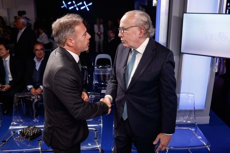 O ministro dos Assuntos Parlamentares, Pedro Duarte, e Pedro Santana Lopes