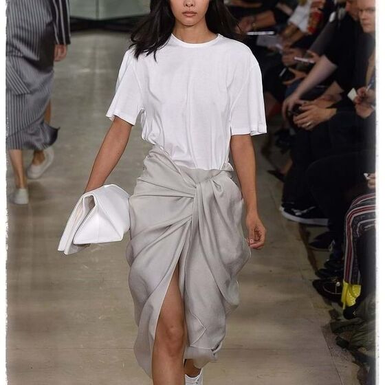 As saias que saíram da praia para as ruas e que estão a seduzir as mulheres com mais de 40 anos