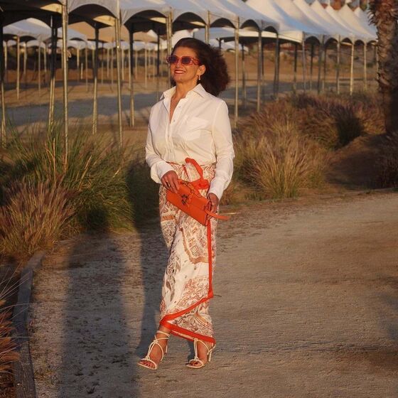 As saias que saíram da praia para as ruas e que estão a seduzir as mulheres com mais de 40 anos