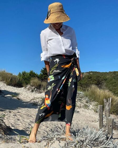 As saias que saíram da praia para as ruas e que estão a seduzir as mulheres com mais de 40 anos