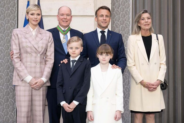 Charlene, Alberto II, Emmanuel Macron, e a princesa Caroline 