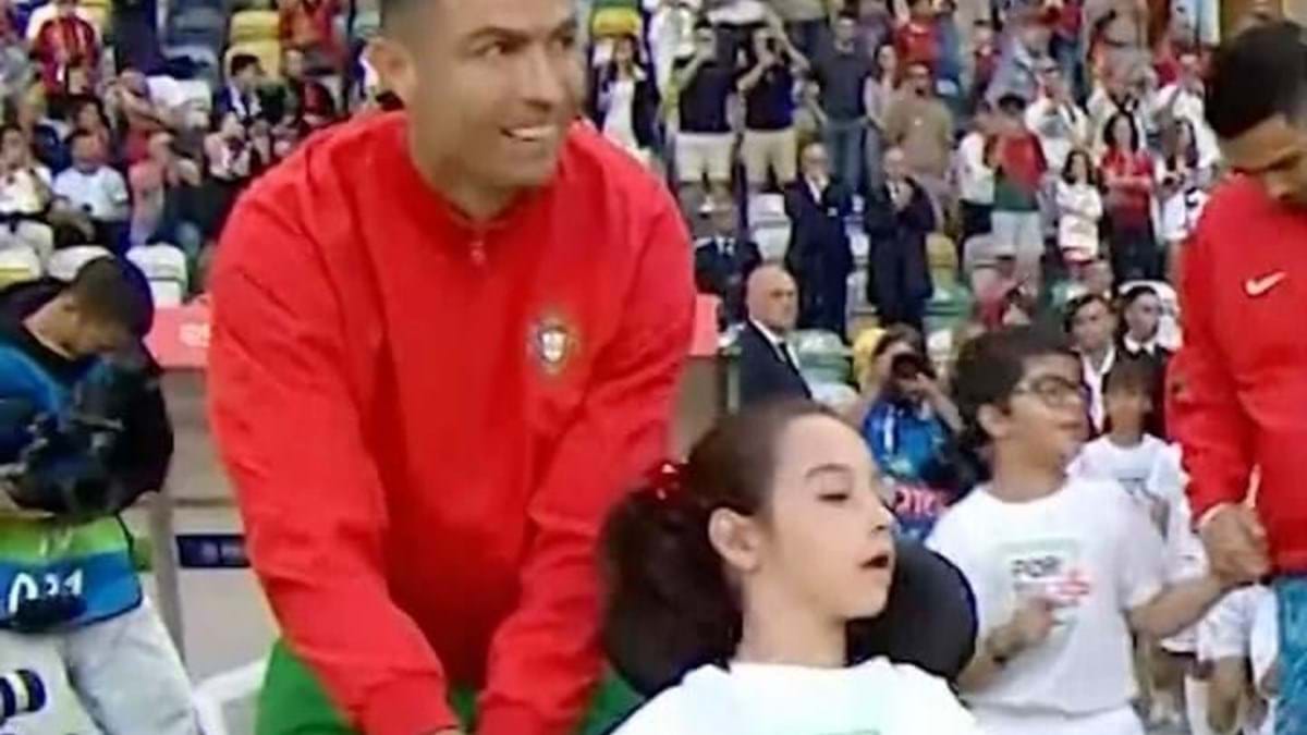 O vídeo que está a emocionar o mundo: o carinho de Cristiano Ronaldo com  menina de cadeira de rodas