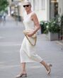 Tem mais de 50 anos e receia usar um look branco total? Arrisque… que vai adorar o resultado
