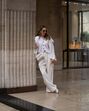 Tem mais de 50 anos e receia usar um look branco total? Arrisque… que vai adorar o resultado