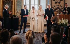 O grupo ABBA fortemente criticado por quebra de protocolo ao ser recebido pelos reis da Suécia