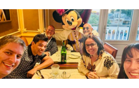 Estes famosos não se descolam e até o rato mais famoso do mundo se juntou a eles. "Seis patetas" com o Mickey, diz Joana Marques 