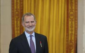 Sozinho, sem Letizia. Felipe VI surpreende atletas espanhóis nos Jogos Olímpicos e há imagens