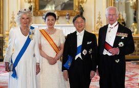 A superstição por detrás da tiara milionária de Isabel II que Camilla usou em banquete com imperadores do Japão