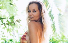 Novo amor? Bárbara Norton de Matos vista a passear de mão dada com um desconhecido