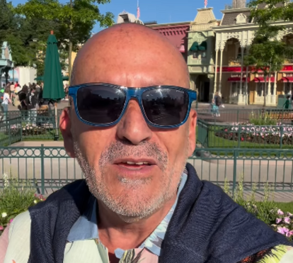 Estes famosos não se descolam e até o rato mais famoso do mundo se juntou a eles. 'Seis patetas' com o Mickey, diz Joana Marques 