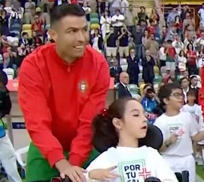 O vídeo que está a emocionar o mundo: o carinho de Cristiano Ronaldo com menina de cadeira de rodas