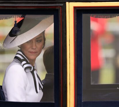 Kate aparece finalmente após 6 meses. Princesa participa em parada do rei