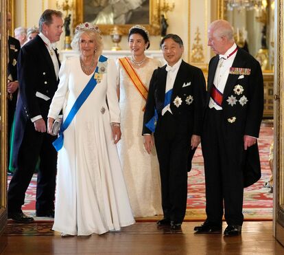 A superstição por detrás da tiara milionária de Isabel II que Camilla usou em banquete com imperadores do Japão
