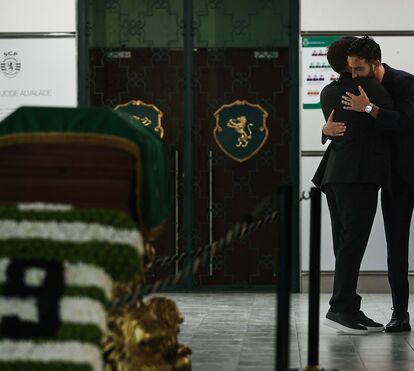 Rivalidades de lado: André Villas-Boas em Alvalade para o velório de Manuel Fernandes