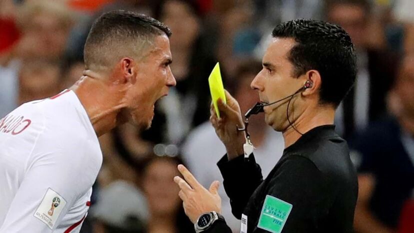 Ronaldo a levar cartão amarelo