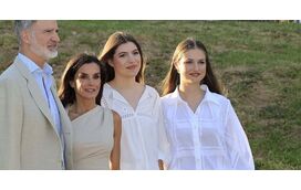 Apanhada em biquíni, rainha Letizia faz de tudo para proteger as filhas