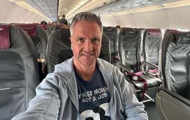 Schumacher assume ser homossexual aos 49 anos. Antigo piloto e irmão do campeão de Fórmula 1 Michael Schumacher mostra-se apaixonado