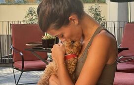 Kika Cerqueira Gomes e Pierre Gasly derretidos com as brincadeiras de Simba, o novo elemento da família
