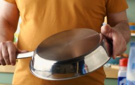 Tão fácil! Dica infalível para limpar frigideiras e remover todas as manchas do fundo