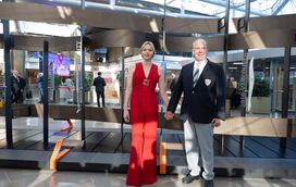 De mãos dadas, Charlene e Alberto do Mónaco partilham paixão em público