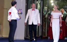 Charlene e Alberto II divertem-se com a sobrinha no baile da Cruz Vermelha