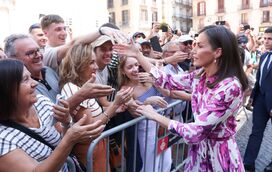 Rainha do Povo! Letizia recebida por multidão nas ruas de Barcelona