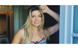 Que bomba! Sara Sousa Pinto exibe corpo escultural em biquíni