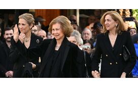 Com a rainha Sofia preocupada com a saúde da irmã, as filhas infantas Elena e Cristina têm difícil decisão entre mãos 