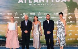 Letizia entrega prémio a Michael Douglas com look digno de Hollywood