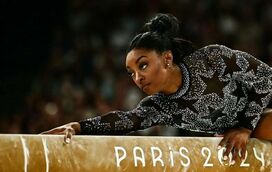Rainha de Paris. Simone Biles usa fato de 2700 euros coberto de diamantes Swarovski