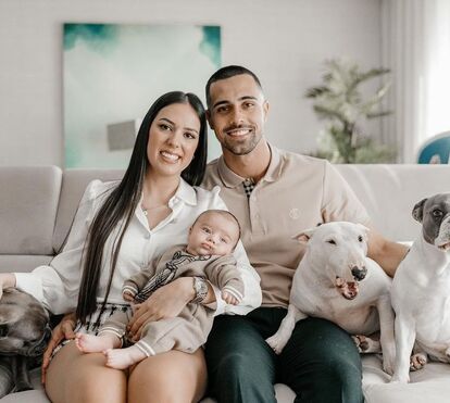 Guarda-redes Diogo Costa com a mulher Catarina e o filho Tomás