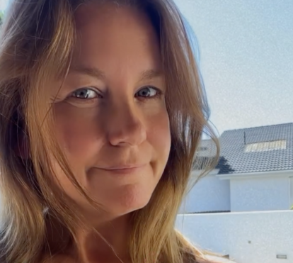 Hot! Vanessa Oliveira mostra-se de biquíni reduzido na piscina