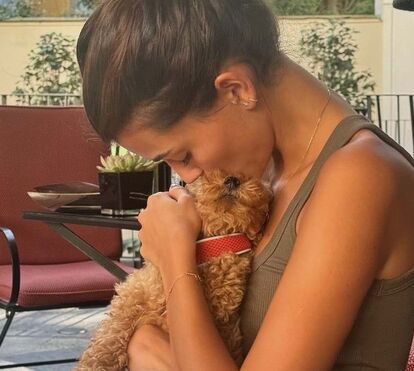 Kika Cerqueira Gomes e Pierre Gasly derretidos com as brincadeiras de Simba, o novo elemento da família