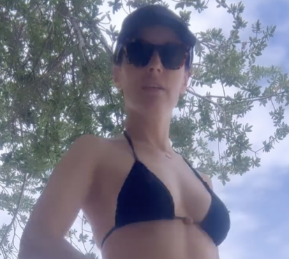 'Cheguei'! Maria João Bastos mostra-se a banhos na praia com biquíni reduzido