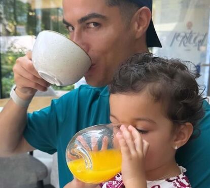 De férias em família, Cristiano Ronaldo foi surpreendido pela declaração de Bella Esmeralda... que já se tornou viral