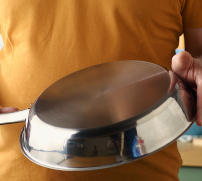 Tão fácil! Dica infalível para limpar frigideiras e remover todas as manchas do fundo