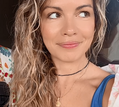 Que bomba! Sara Sousa Pinto exibe corpo escultural em biquíni