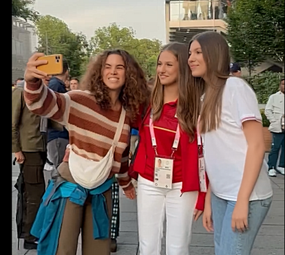 Princesa Leonor e infanta Sofia filmadas com fãs nos Jogos Olímpicos de Paris