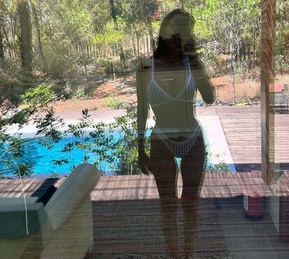 Sexy! Iva Domingues mostra excelente forma física em biquíni