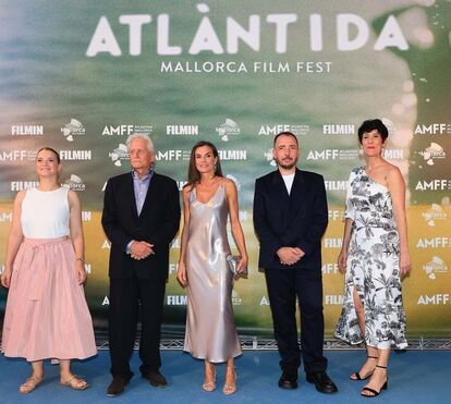 Glamour! Letizia arrasa com vestido metálico Hugo Boss