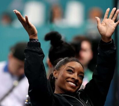 Rainha de Paris. Simone Biles usa fato de 2700 euros coberto de diamantes Swarovski