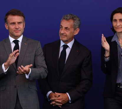 'Mon Dieu'! Ministra do Desporto dá beijo escaldante em Macron em público. Mas quem afinal é a mulher do momento