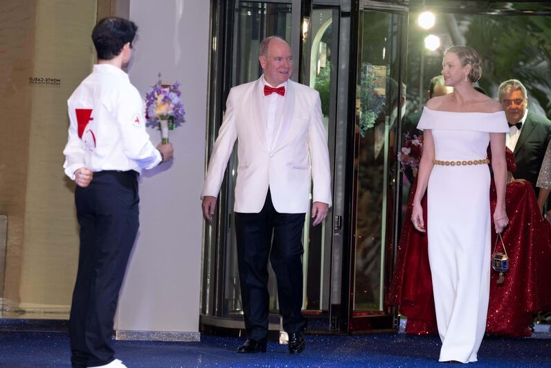 Charlene e Alberto II no Baile da Cruz Vermelha